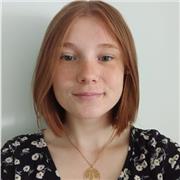 Jeune diplômée d'une licence en droit donne des cours de droit.